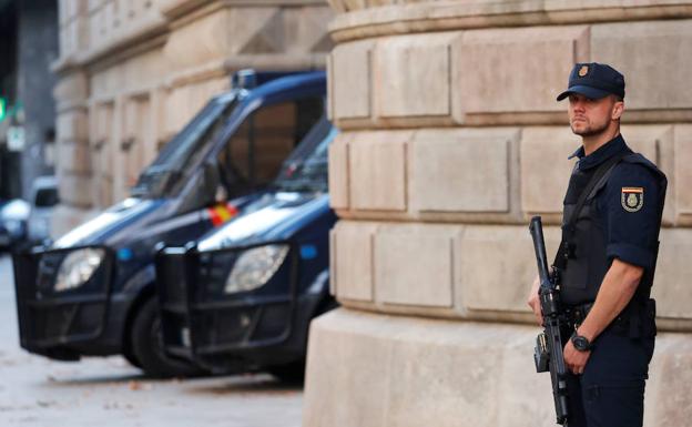 Un policía custodia la entrada del Tribunal Superior de Justicia de Cataluña 
