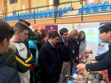 El presidente de la Diputación contempla las innovaciones de los jóvenes. 