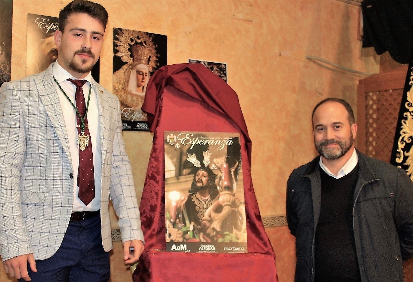 Manuel Montilla Duque y Carlos Ángel Gálvez, con el cartel. 