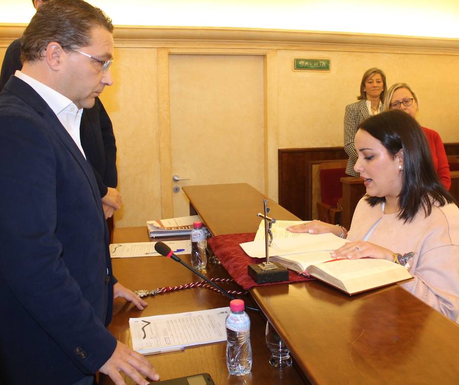 Virginia Cabezas juró su cargo ayer como concejala en el Ayuntamiento. 