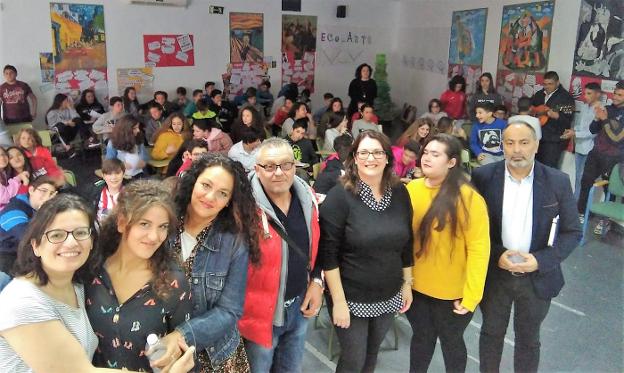 Protagonistas de los talleres en el centro educativo. 