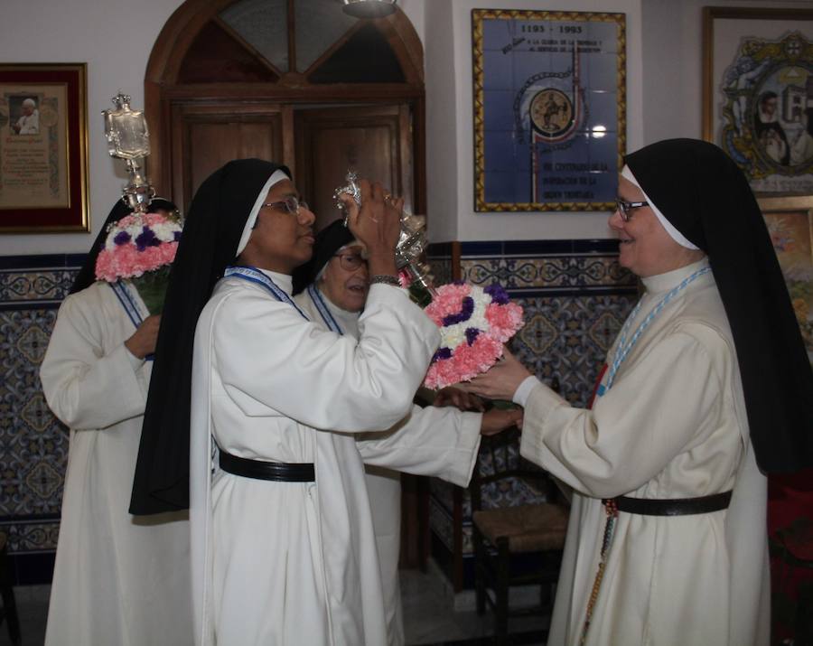 Tras la Misa en la ermita, las banderas recorren el convento de las Madres Trinitarias, la SAFA, el colegio de la Madre del Divino Pastor y los poblados