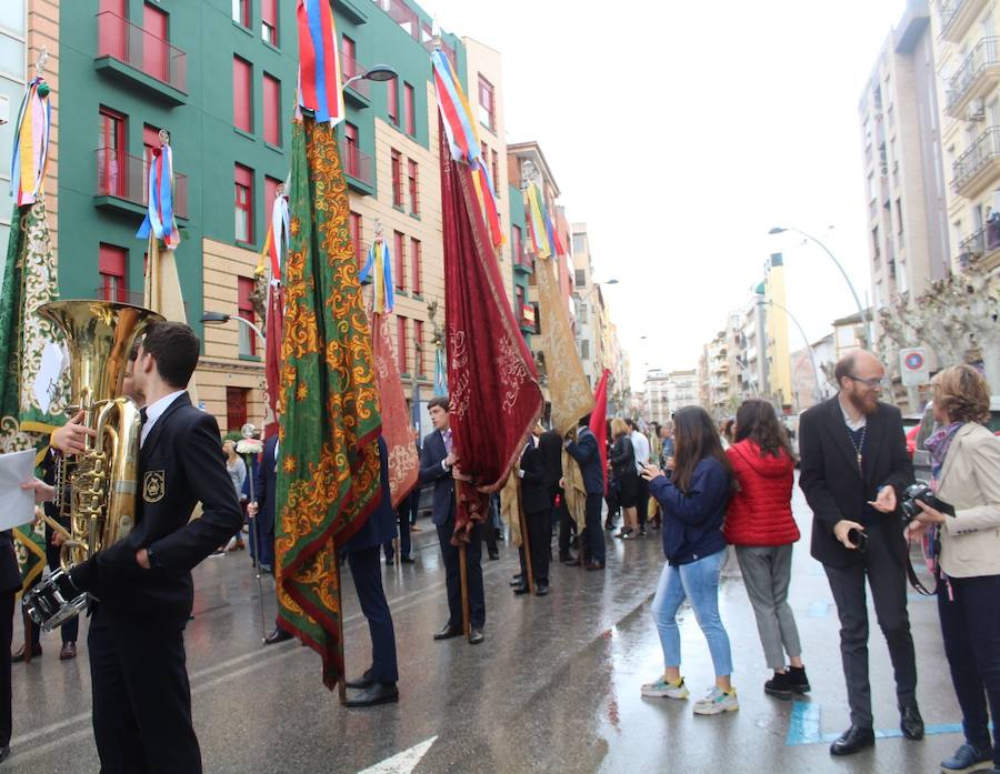 Tras la Misa en la ermita, las banderas recorren el convento de las Madres Trinitarias, la SAFA, el colegio de la Madre del Divino Pastor y los poblados