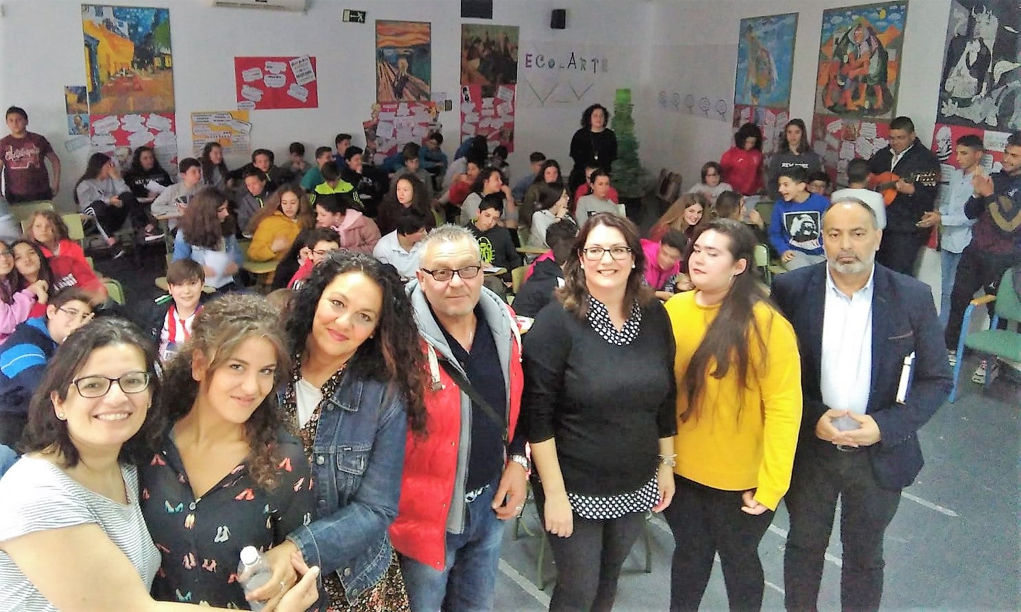 Los protagonistas de los talleres en el centro educativo.