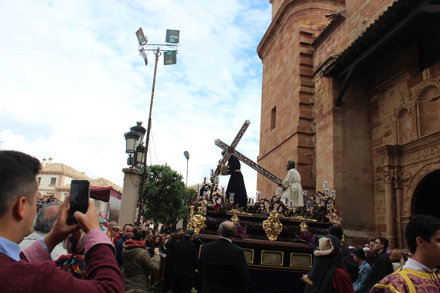 Jesús Nazareno, 'Señor de los Señores' a la salida del templo de San Miguel. 