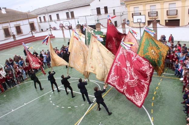 Jóvenes de la Cofradía Matriz tremolan sus banderas en el colegio Inmaculada Lasalle.