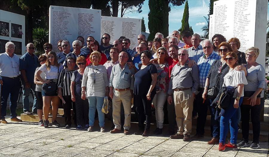 Participantes en el acto de homenaje en el Cementerio. 