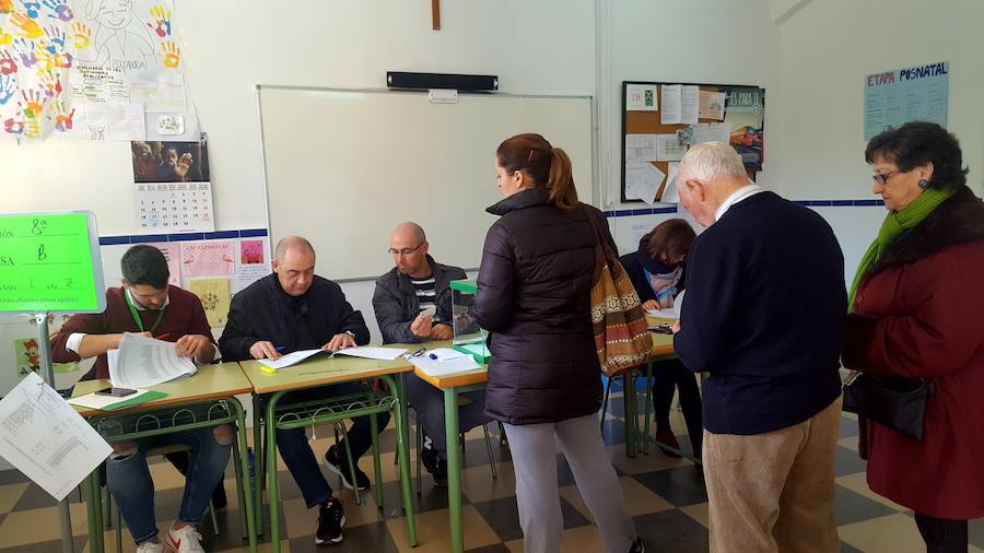 Electotes en el colegio electoral de la SAFA en una cita electoral. 