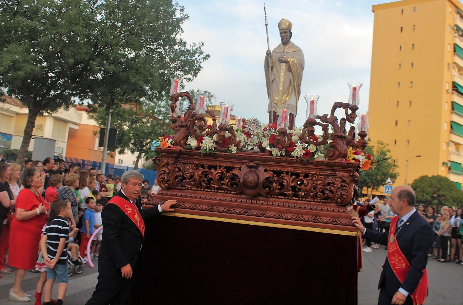 La imagen de San Eufrasio a la salida del templo. 