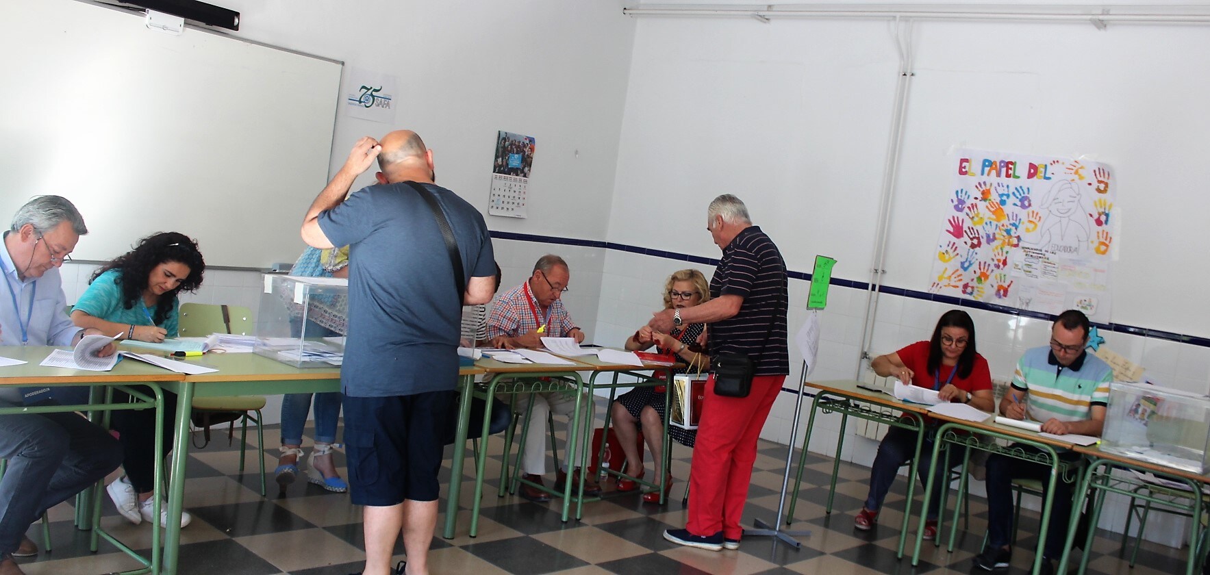 Votantes en el colegio electoral de la SAFA. 