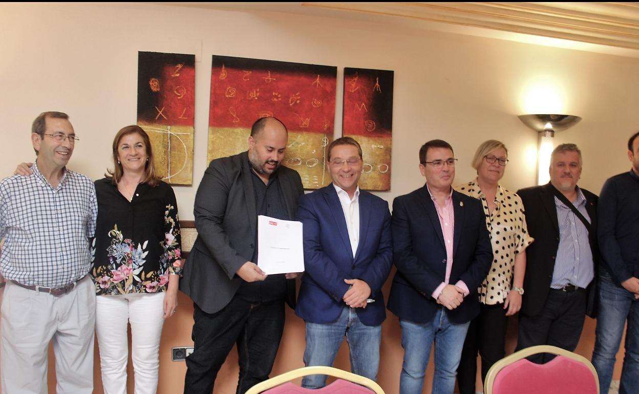 Representantes de Izquierda Unida y PSOE el pasado viernes en un hotel de la ciudad tras la rúbrica del pacto. 