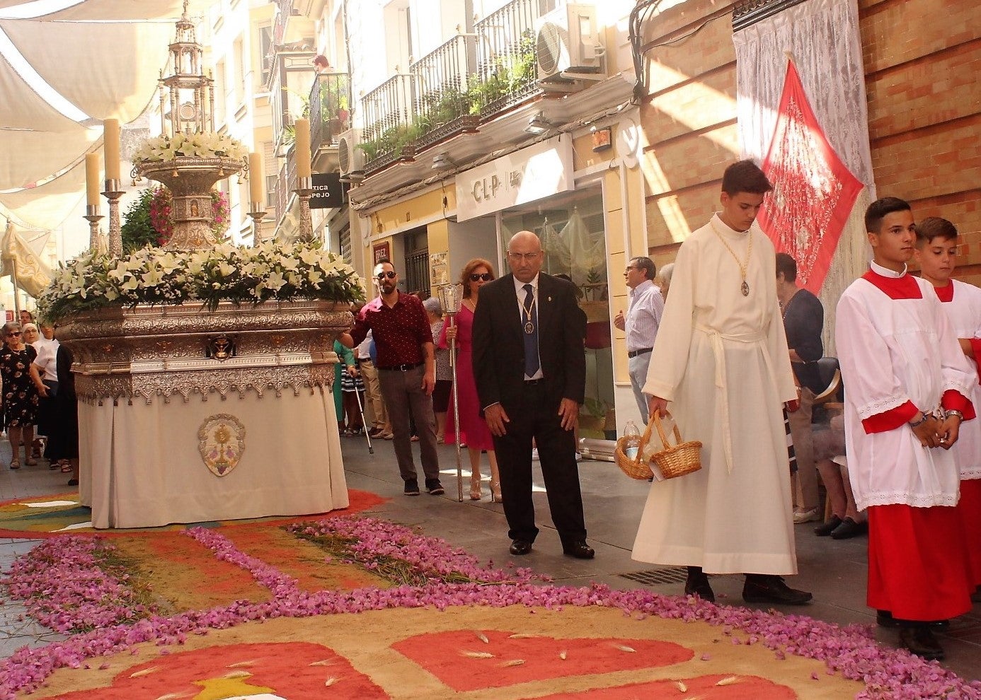 Paso del Cuerpo Sacramentado por la residencia de Cáritas. 