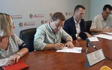 Firma del convenio entre el responsable de la insitución y el alcalde. 