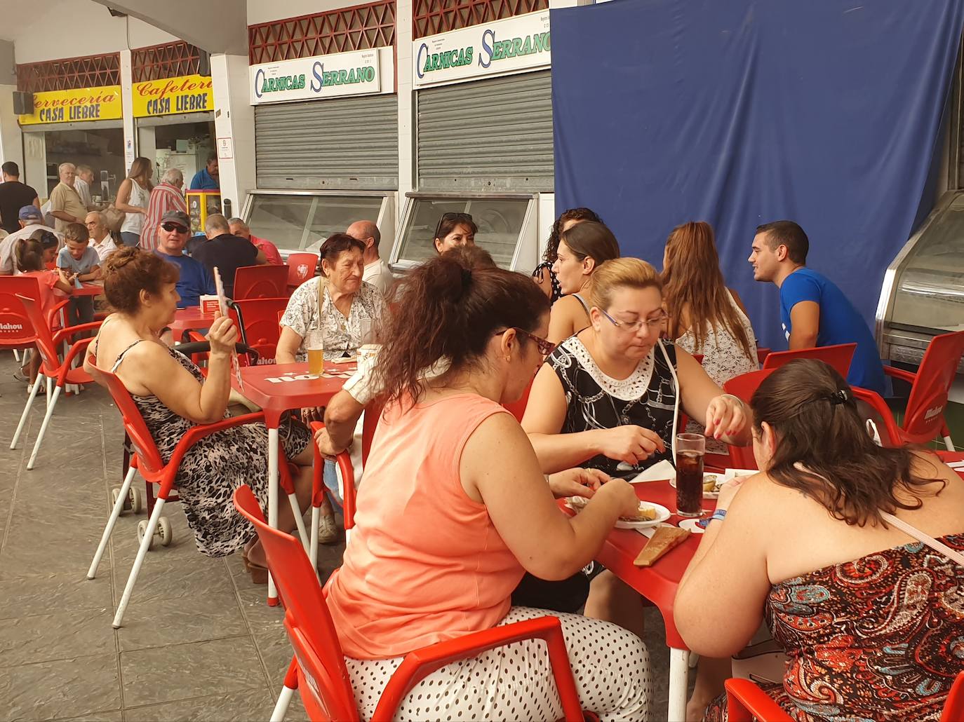 cCentenares de personas se congregaron ayer en la Plaza de Abastos. 