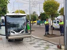 Operarios de la empresas RESURJA achicando agua ayer por la mañana en el recinto ferial. 