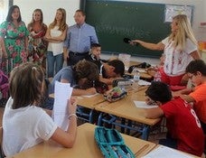 El alcalde y la edil ayer en el colegio Francisco Estepa, elegido para la inauguraión del curso. :: . 