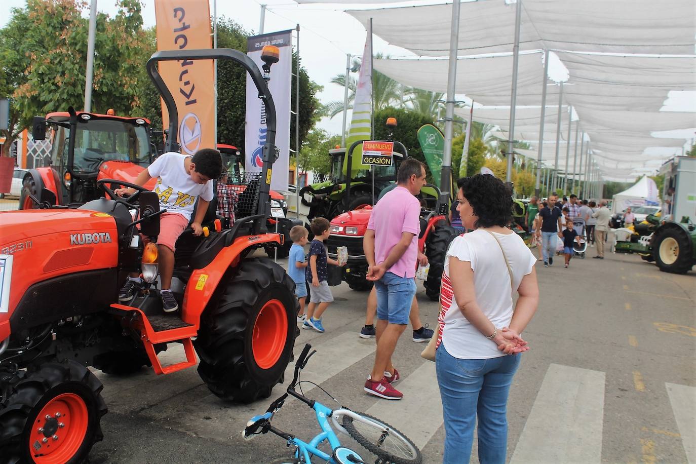 Una cincuentena de empresas del sector de la automoción, energías renovables, de productos agroalimentarios y de seguros muestran sus últimas tendencias en la Feria Mutisectorial Ciudad de Andújar