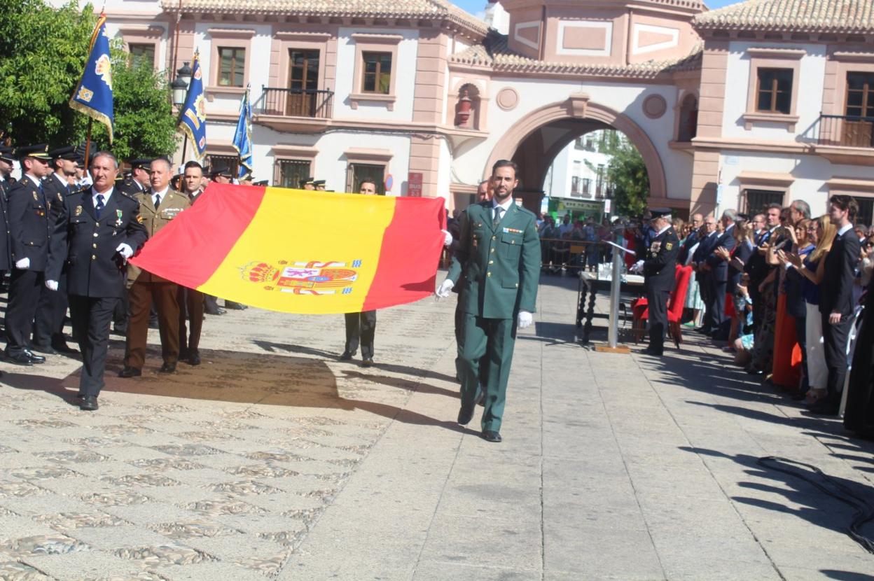Traslado de la bandera nacional en la Plaza de España por parte de los representantes de las distintas fuerzas de seguridad.