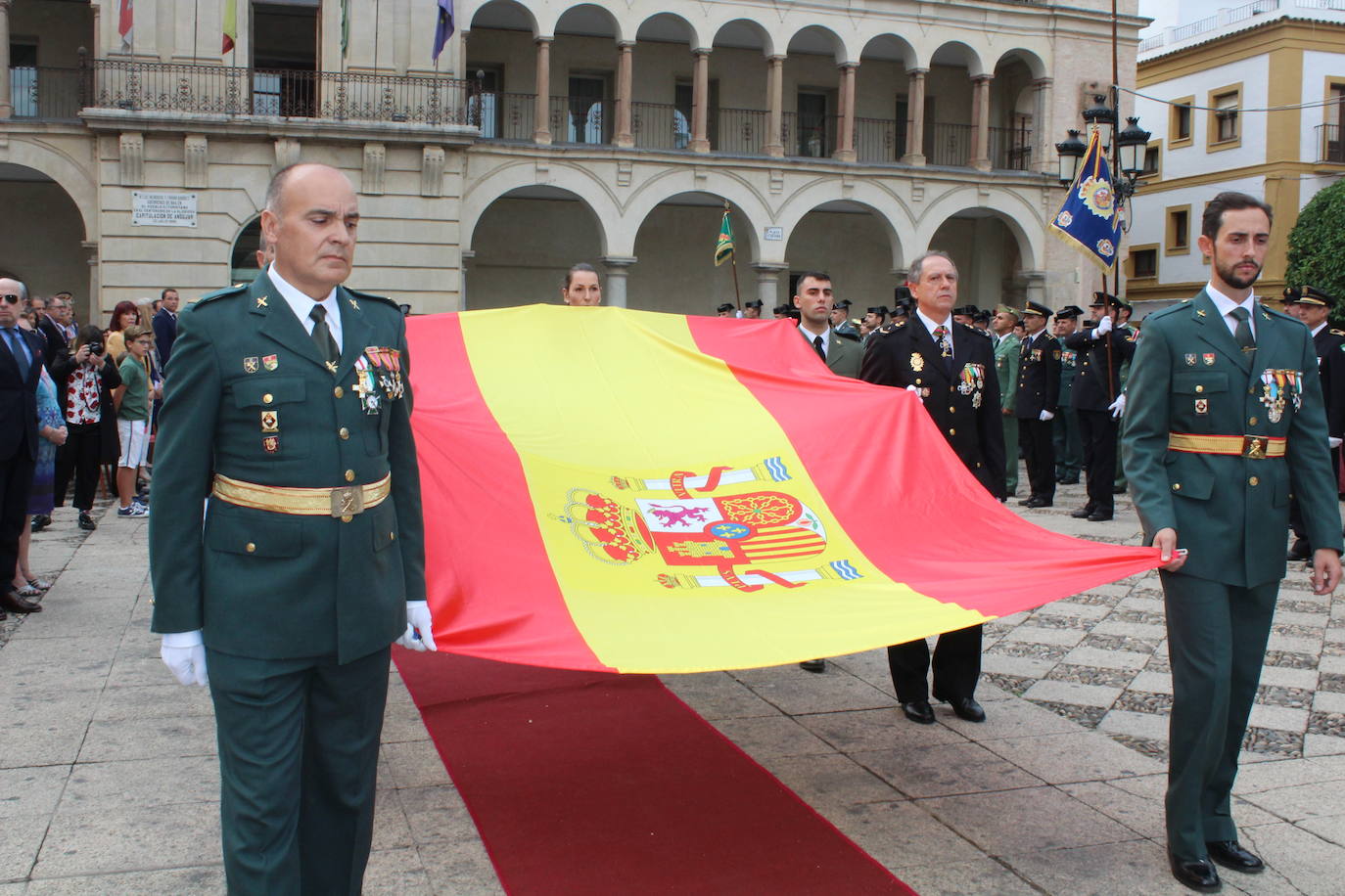 La ciudad de Andújar ha rendido honores a la bandera de España y en un acto que se ha celebrado esta mañana en la Plaza de España, donde se ha izado la enseña nacional y se ha tributado un homenaje a los Guardias Civiles caídos. Después se celebrado una Eucaristía en la parroquia de la Divina Pastora, donde la sociedad iliturgitana ha acompañado a la Benemérita. La jornada ha concluido con una copa en la Casa Cuartel de la Guardia Civil.