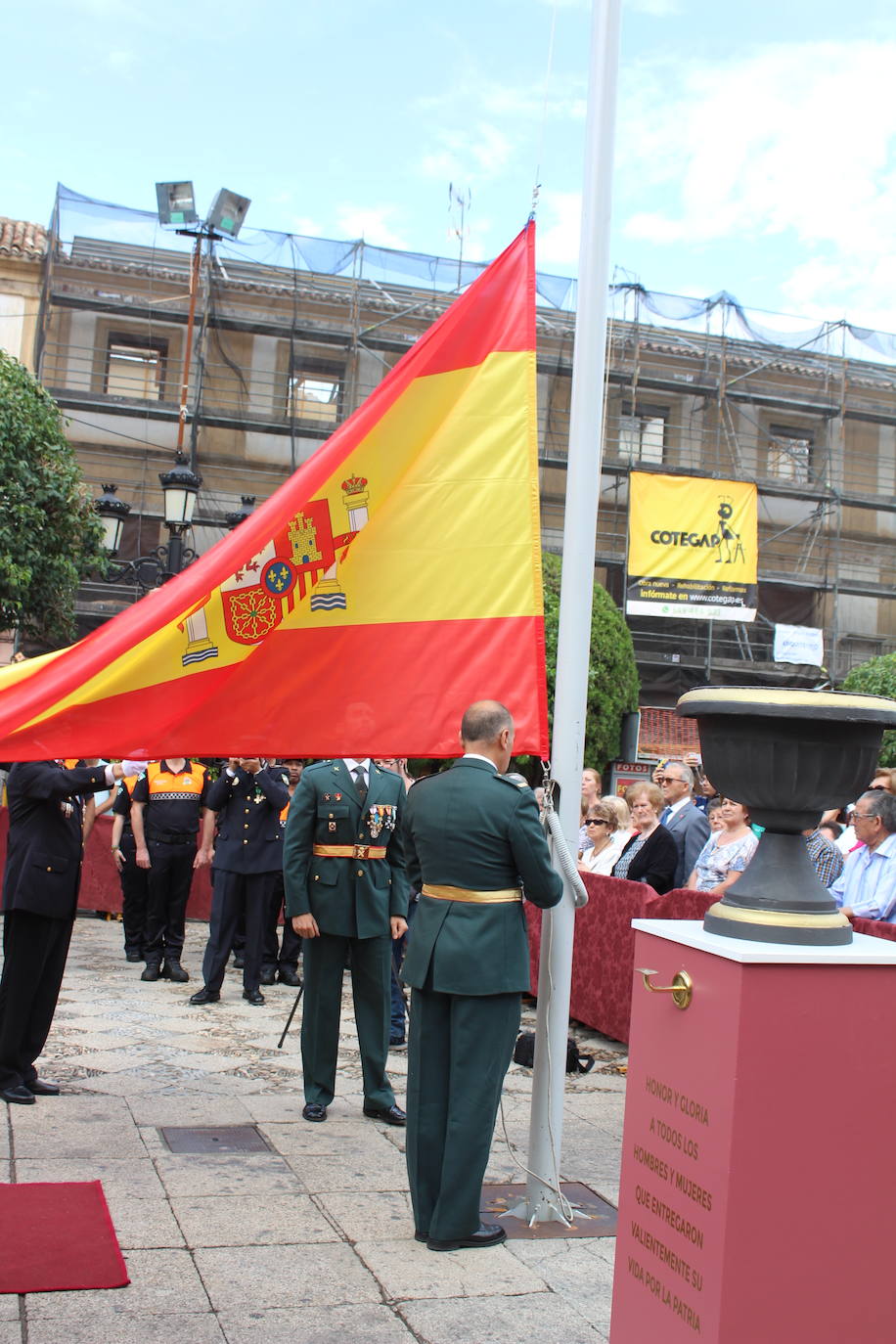 La ciudad de Andújar ha rendido honores a la bandera de España y en un acto que se ha celebrado esta mañana en la Plaza de España, donde se ha izado la enseña nacional y se ha tributado un homenaje a los Guardias Civiles caídos. Después se celebrado una Eucaristía en la parroquia de la Divina Pastora, donde la sociedad iliturgitana ha acompañado a la Benemérita. La jornada ha concluido con una copa en la Casa Cuartel de la Guardia Civil.