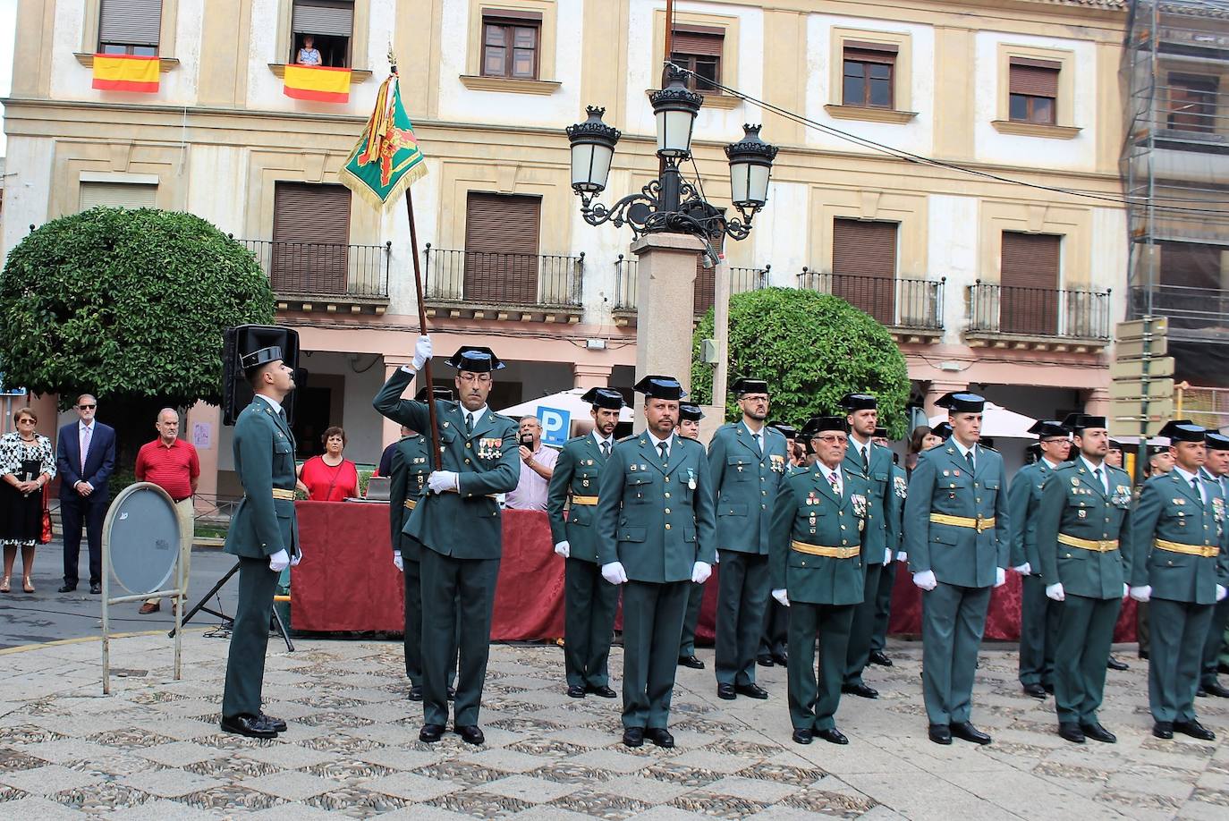 La ciudad de Andújar ha rendido honores a la bandera de España y en un acto que se ha celebrado esta mañana en la Plaza de España, donde se ha izado la enseña nacional y se ha tributado un homenaje a los Guardias Civiles caídos. Después se celebrado una Eucaristía en la parroquia de la Divina Pastora, donde la sociedad iliturgitana ha acompañado a la Benemérita. La jornada ha concluido con una copa en la Casa Cuartel de la Guardia Civil.