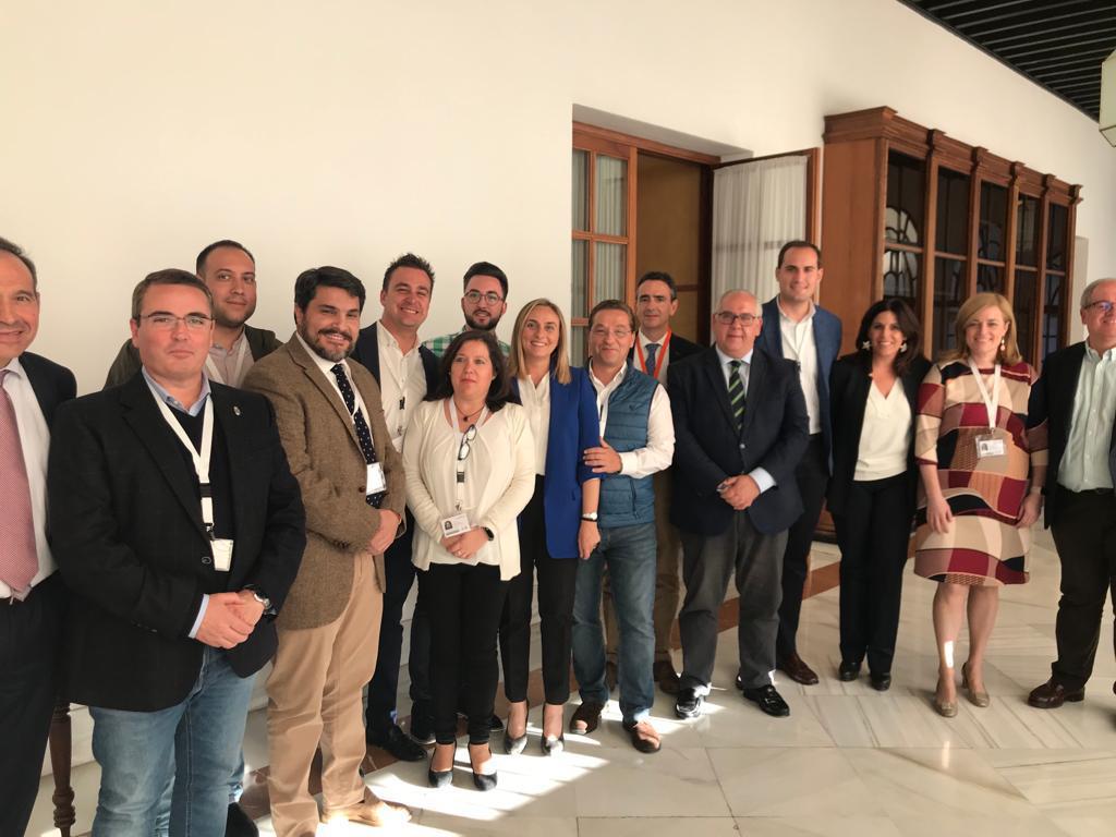 Alcaldes y parlamentarios junto con Marifrán Carazo y el delegado territorial, Jesús Estrella esta tarde en el Parlamento. 