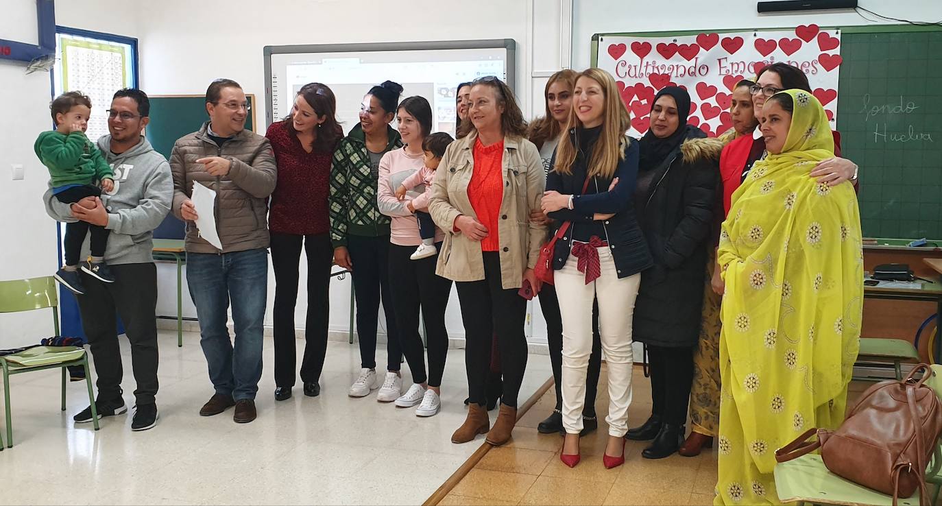 El alcalde, Paco Huertas, la edil de Educación Alma Cámara, y la directora, Mari Luz Toledano, esta mañana en la Escuela de Familias. / J . C. González 
