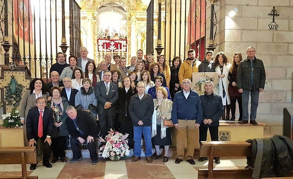 Integrantes de la peña en el templo de la Basílica y Real Santuario. 