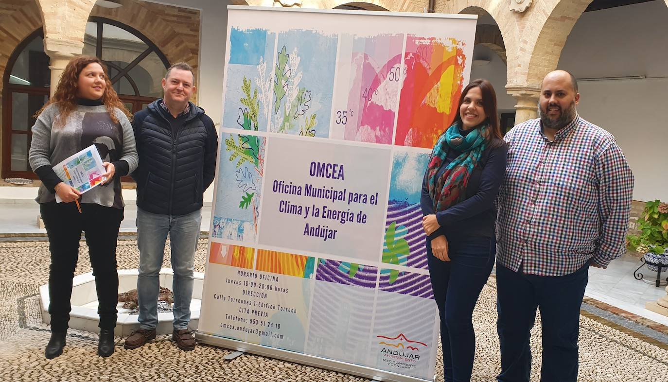 Ana Expósito, Alberto Puig, María Córdoba y Juan Francisco Cazalilla, ayer con el cartel. :: 