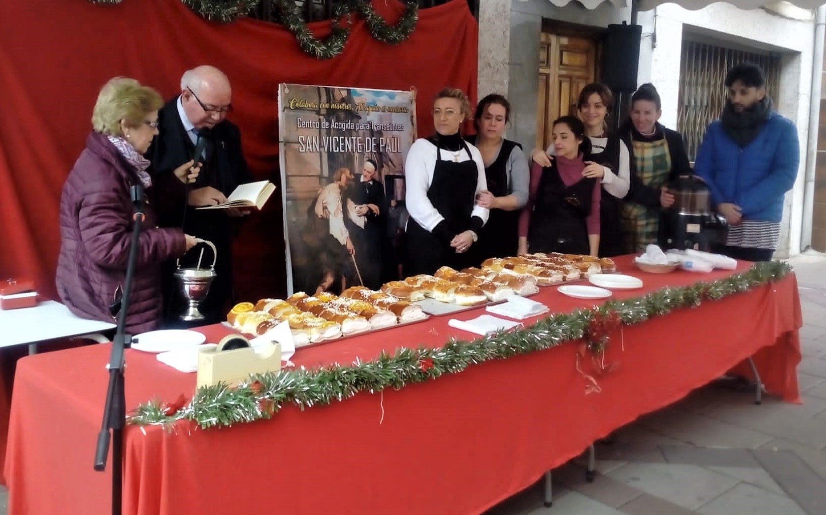 Voluntarios y responsables del centro, ayer durante el roscón. 