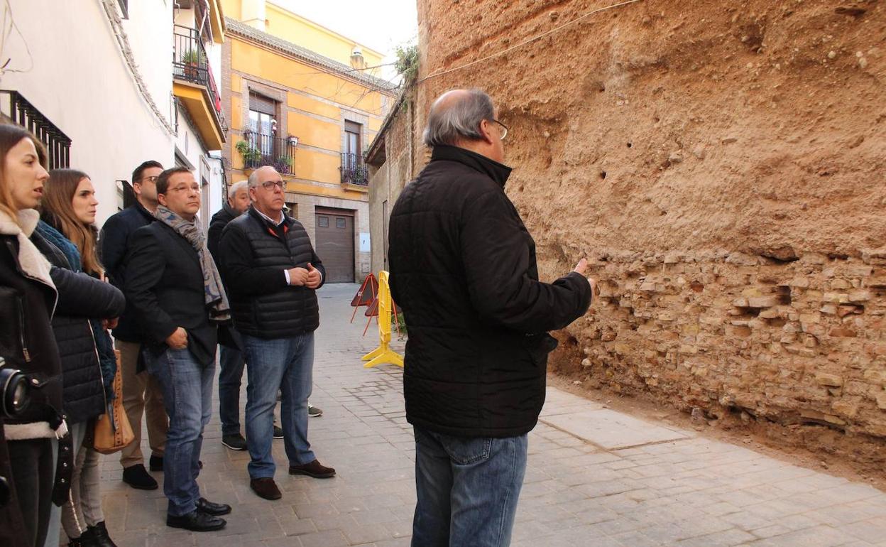 Un momento de la visita del alcalde y el delegado de Cultura, junto a algunos técnicos