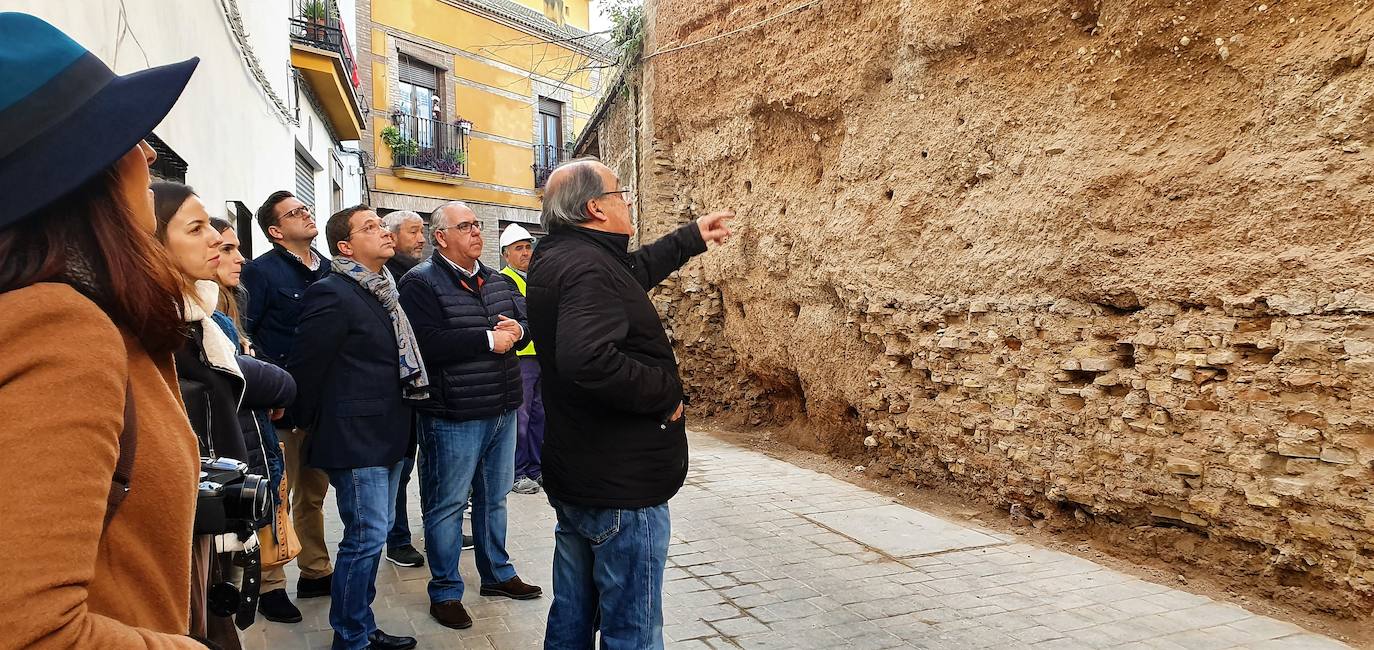 Jesús Estrella y Paco Huertas con los técnicos de ambas administraciones, durante su inspección de ayer de las murallas. 