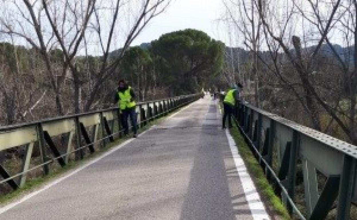 Operarios trabajan en el puente de hierro. 