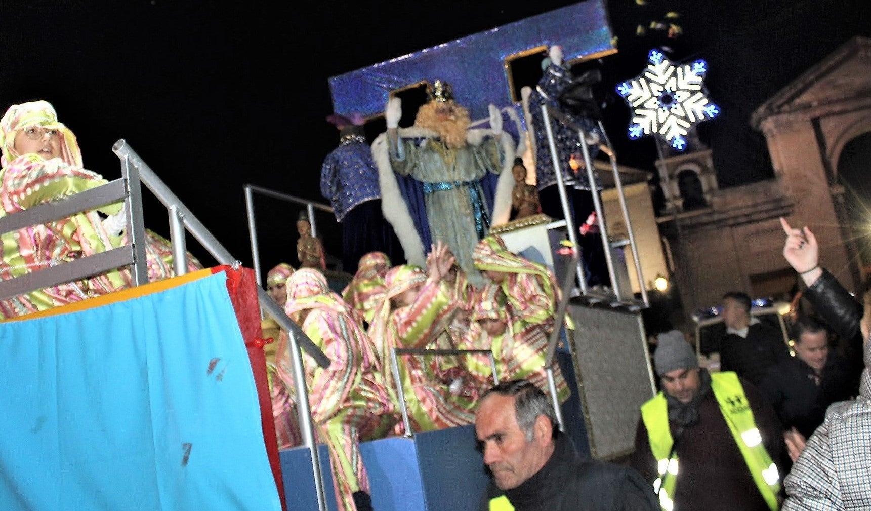 Gaspar saluda a la comitiva. 