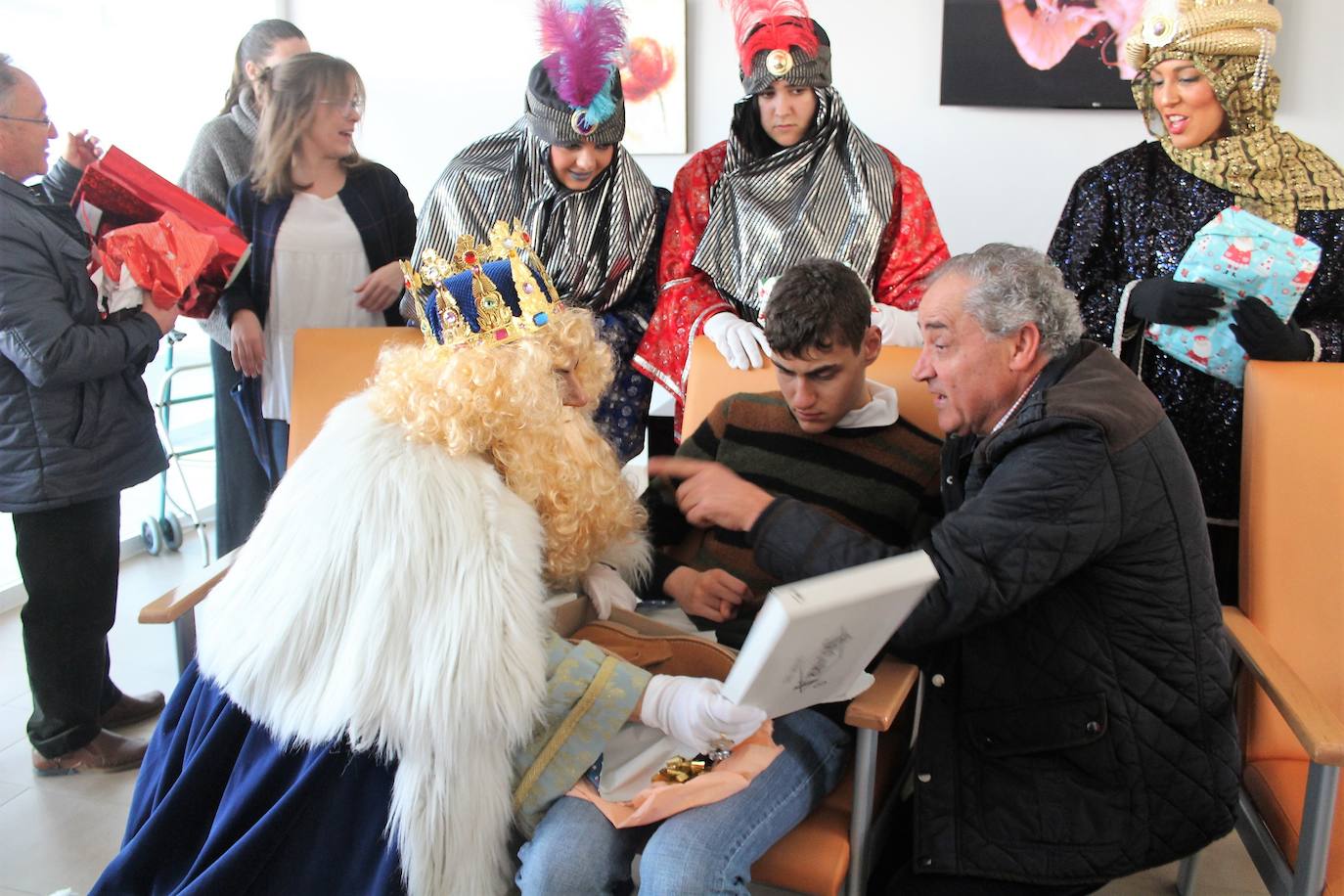 Visita de los Reyes Magos al centro Vicente de la Cuadra, donde repartieron ilusión y juguetes a los residentes. 
