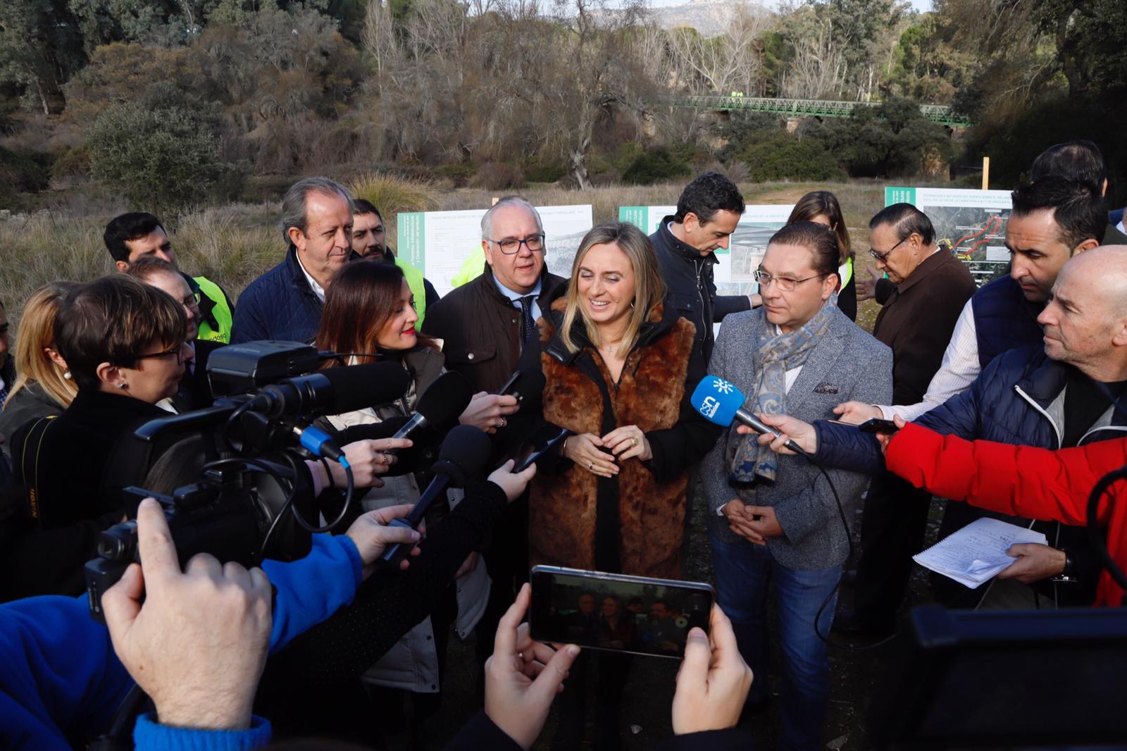 Marifran Carazo atiende a los medios. 
