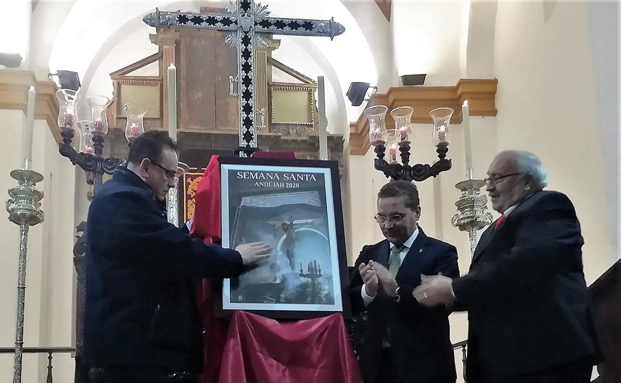 José Miguel hace un gesto de veneración al cartel, junto a Paco Huertas y Alfonso Soto. 