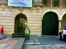 Empleados en las puertas del Ayuntamiento. 