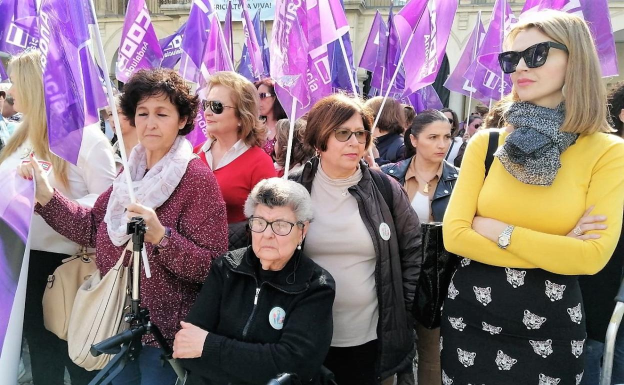 Empleadas de la ayuda a domicilio de Andújar piden en la calle el fin de la precariedad