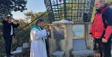 El padre trinitario Salvador Egido bendijo la placa que recuerda los 25 años en presencia del presidente de la peña Los Peregrinos, Alejandro Cabrera. 
