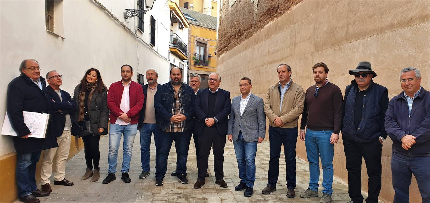 El delegado Jesús Estrella, junto con el alcalde, miembros de la Corporación Municipal y técnicos. 