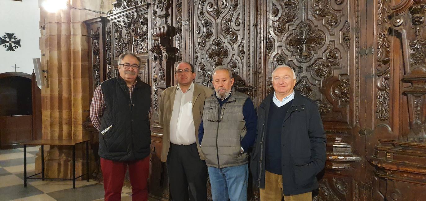 Responsables del colectivo y el párroco Pedro Montesinos, en el sotocoro iluminado. 