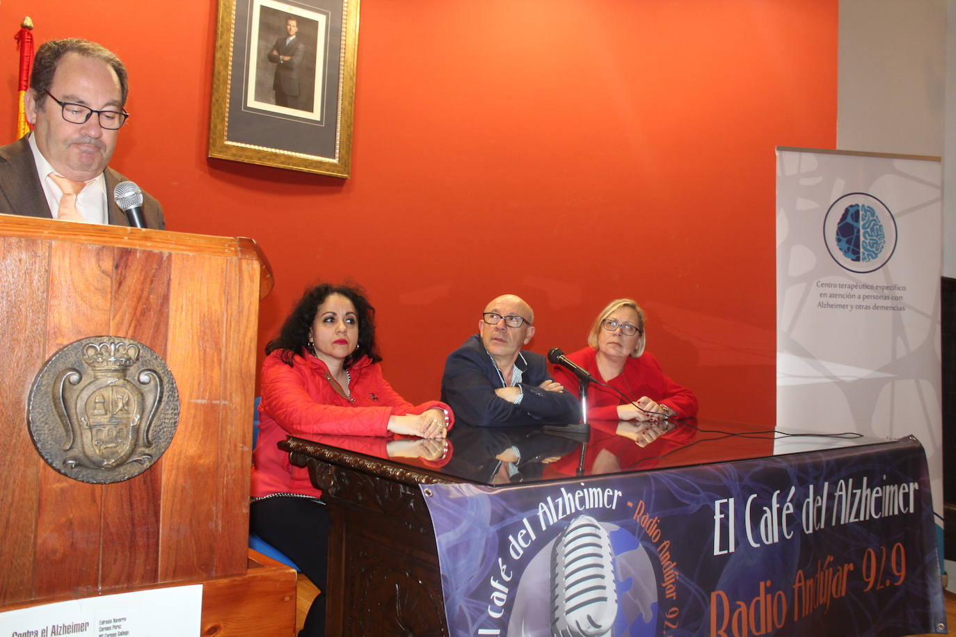Eufrasio Navarro lee uno de sus poemas ante la edil de Bienestar Social, Josefa Jurado, y responsables de la asociación. 