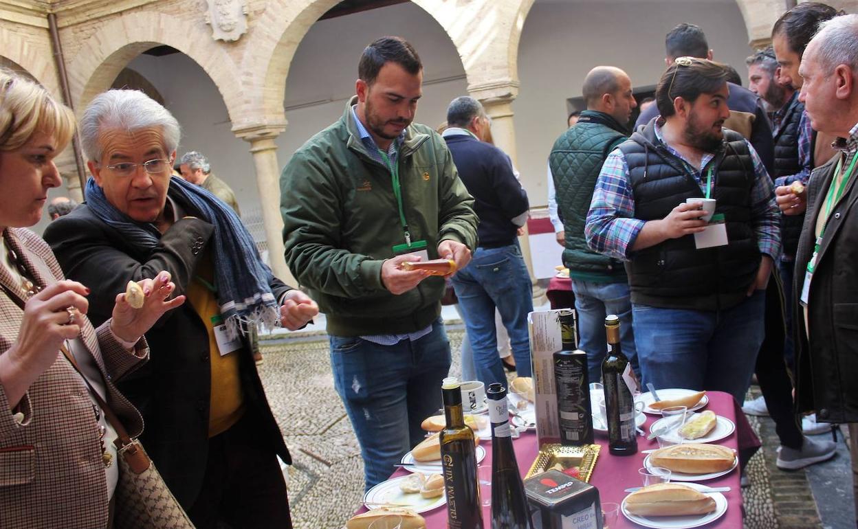 Los asistentes degustan la miel y el aceite y los madiran. 