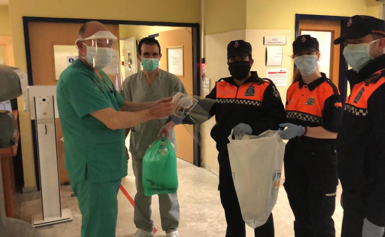 Un grupo de vecinos de Andújar crea viseras protectoras 3D para el hospital