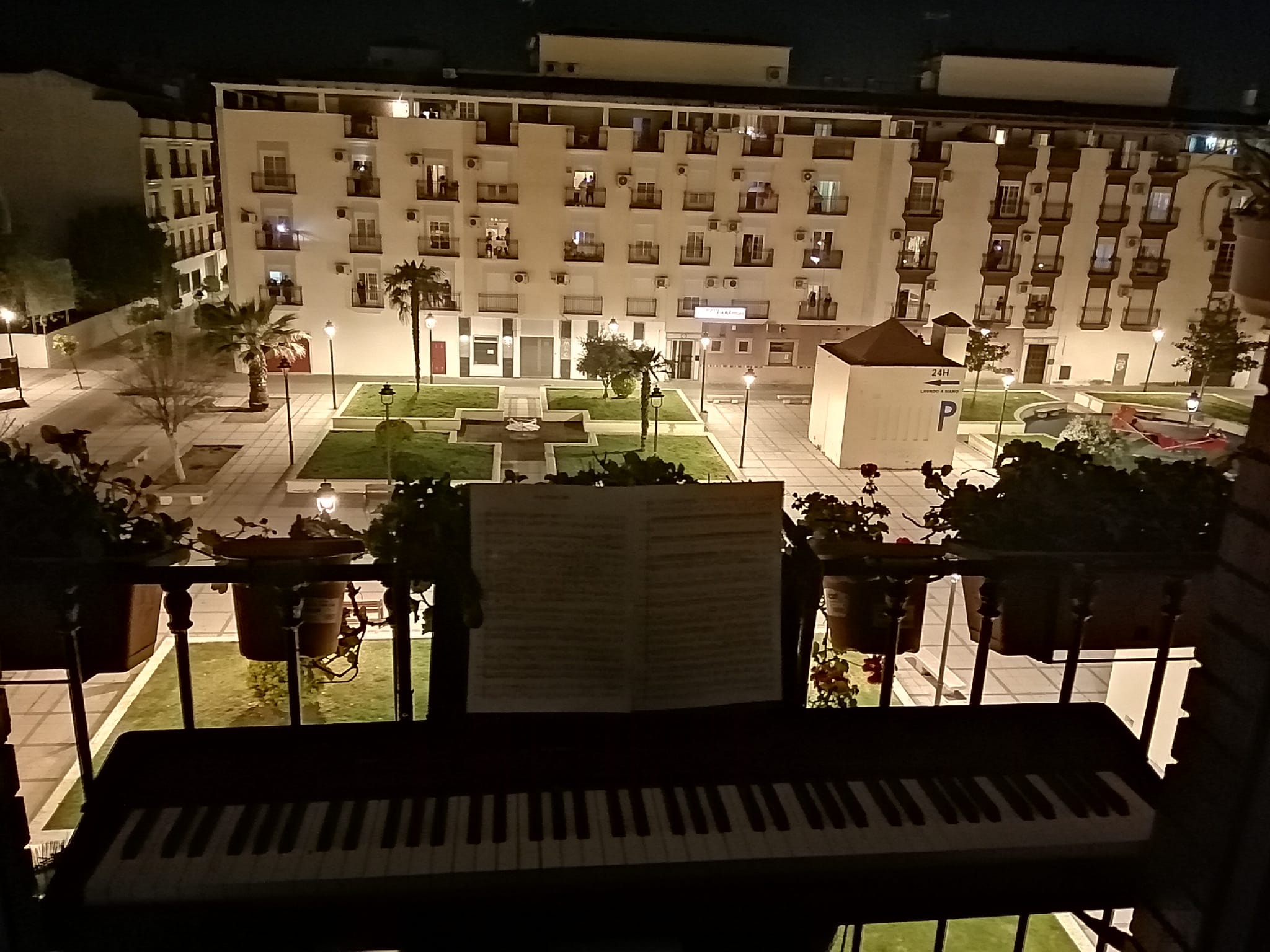 El piano de Antonio Pareja hace las delicias en la Plaza del Camping de Andújar. 