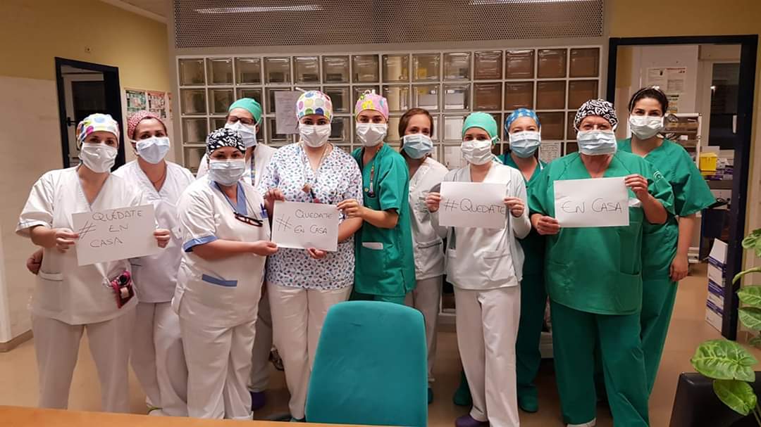 Enfermeras del hospital Alto Guadalquivir invitando a la gente a quedarse en casa. 