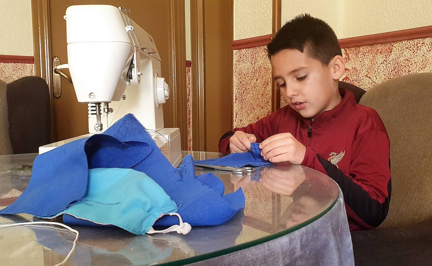 Alejandro Sabariego con la máquina de coser. 