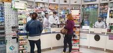 Los trabajadores de las farmacias, como la de la calle Los Hornos, emplean todas las medidas de seguridad posibles. 