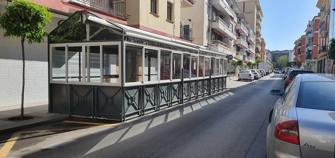 Terraza de un bar cerrada en la zona de Los Emperadores. 